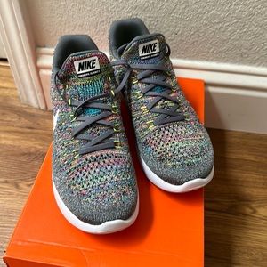 Nike LunarEpic Low Flyknit 2 Womens 7 Running Shoes Sneakers Cool Grey